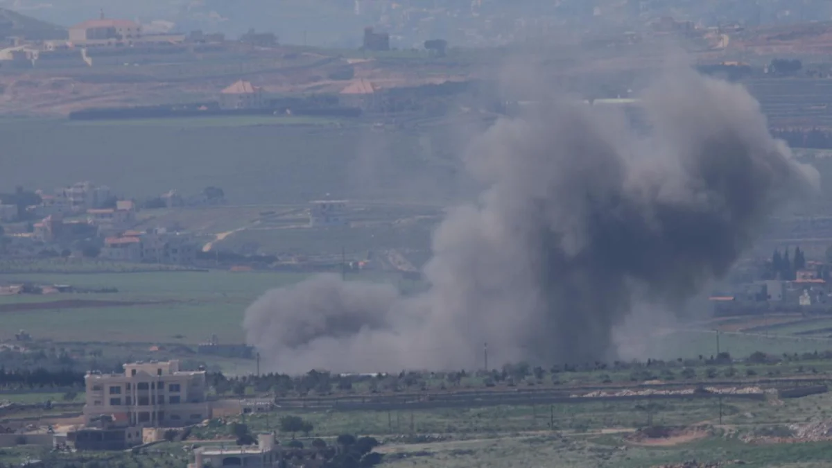 İşgalci İsrail, ateşkese rağmen Lübnan'ın güneyindeki iki beldeyi bombaladı